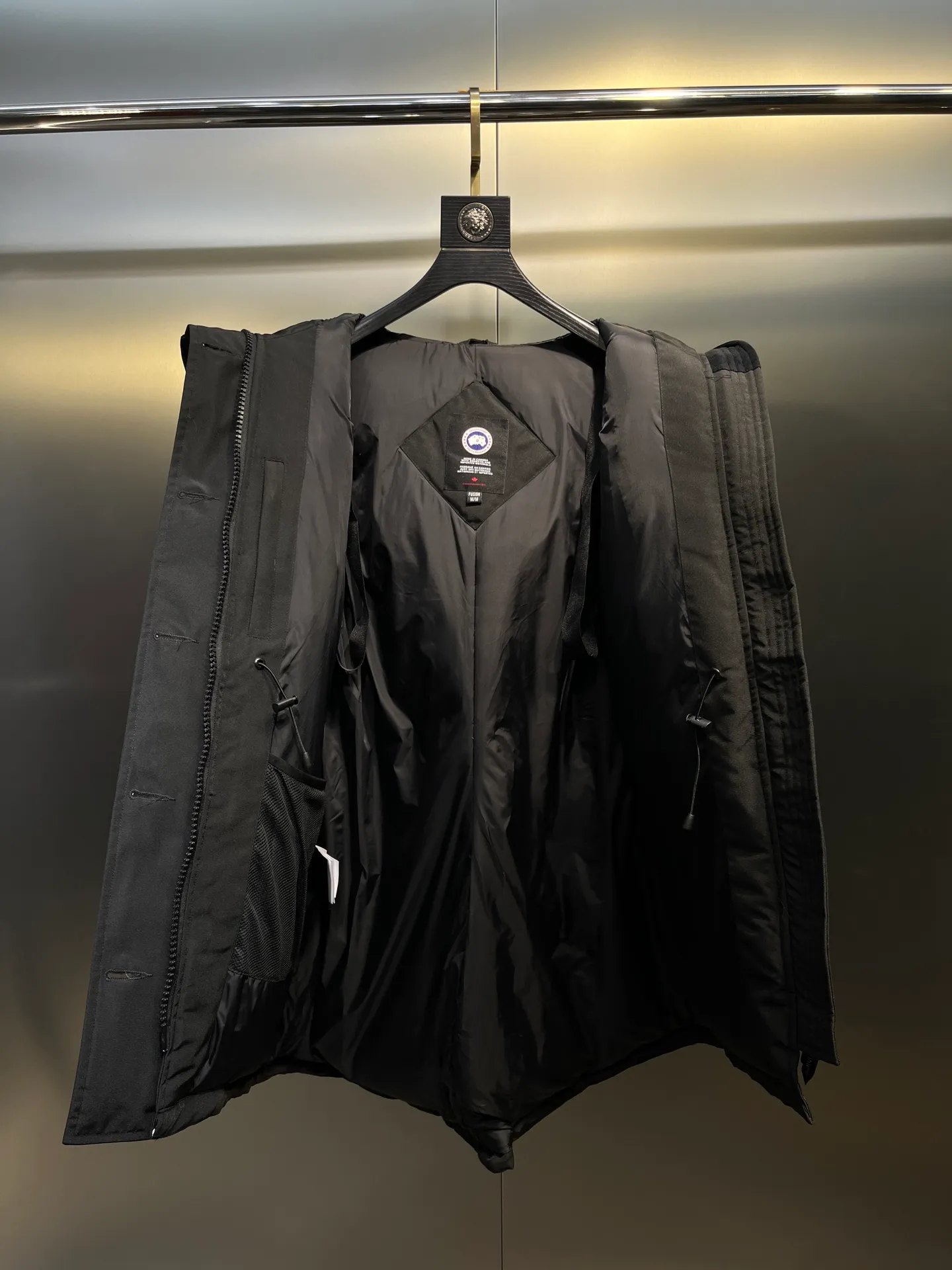 P860 Canada goose/Canada Goose 05 model 2580LA CANADA GOOSE/Canada Goose Rossclair parka women's down jacket, authentic original clothing molding, all accessories are custom-made from the original factory. This model is very unique. The zipper at the back can be opened to change into a dovetail style, with diagonal pockets and a layer of hidden pockets underneath. The official website has become a popular model. The softness and hardness of the fabric are compared with the genuine ones. It can be restored by kneading at will (fabric misunderstanding: fabrics with high hardness are not waterproof. Only those who buy the latest genuine version this year will notice the softness and comfort of the fabrics). The down is synchronized with the genuine white duck down. It is fluffy and not lumpy. The electronically controlled down charging machine is used to fill the zippers with customized genuine YKK zippers. High hardness and no lag. The fur collar is purchased from the same manufacturer as Wolf Hair. (Cooperative factory 2019 Canadian wolf skin auction and Big Goose official auction of wolf skin fur collars on the same site) All workmanship and wiring are controlled by workers with more than ten years of service. They must be horizontal and vertical, and are not crooked. The density of the inner wiring is more exquisite. Compare at will. Big goose label, collar label, washed label, hang tag, zipper rope, pocket label, back label, collar velvet, Velcro fasteners, all details of the cuffs are updated simultaneously with the original product, the best version, and the most complete color matching. The fighter in World 05 battles various world goods. Size: XS-XL